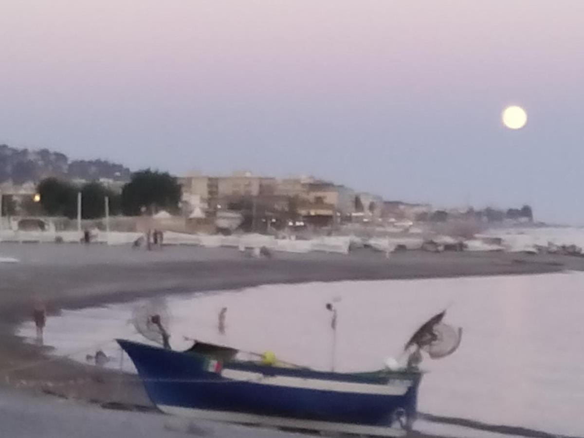 Appartamento Riviera Trilocale Wifi E Parcheggio Privato Ventimiglia Buitenkant foto